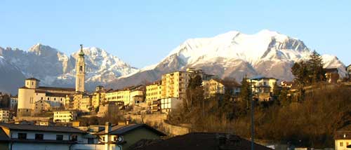 Belluno con Duomo e monti