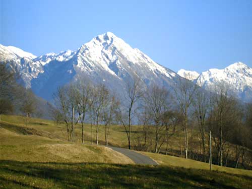 San Michele, sullo sfondo  il Monte Cavallo