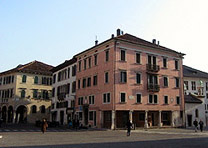 A destra il piccolo edificio bianco  il Battistero o S.Maria delle Grazie