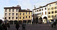 Piazza Vittorio Emanuele, da destra Casa Trois sede della farmacia e Palazzo Doglioni, via Ricci e altri palazzi.