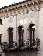 Trifore di Palazzo piloni